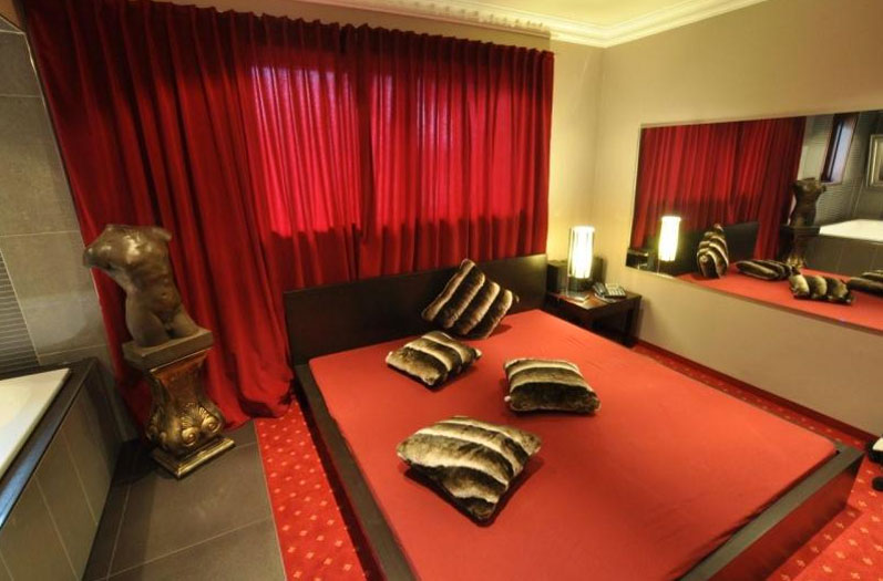 saskia farell lounge gangbangsex saskia farell lounge gangbangsex